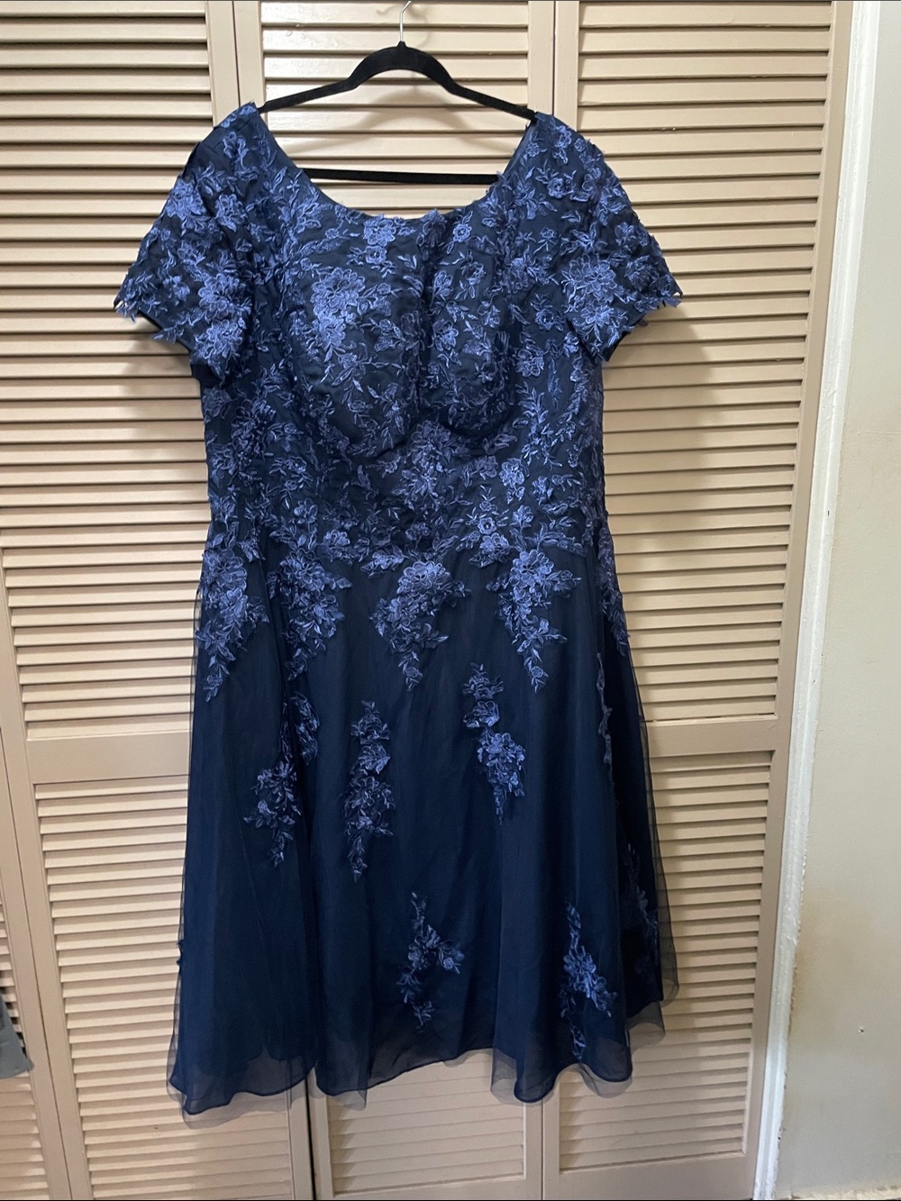 Elegant Navy Blue Midi Dress with Floral Lace